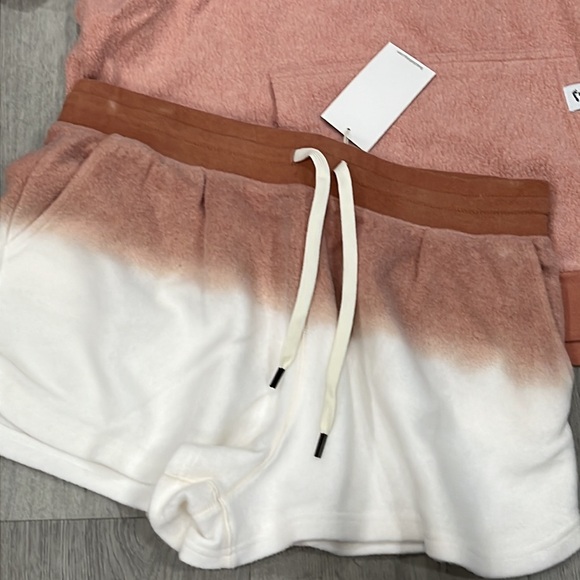 Feat set in Xl cayenne hoodie and short - Picture 3 of 8